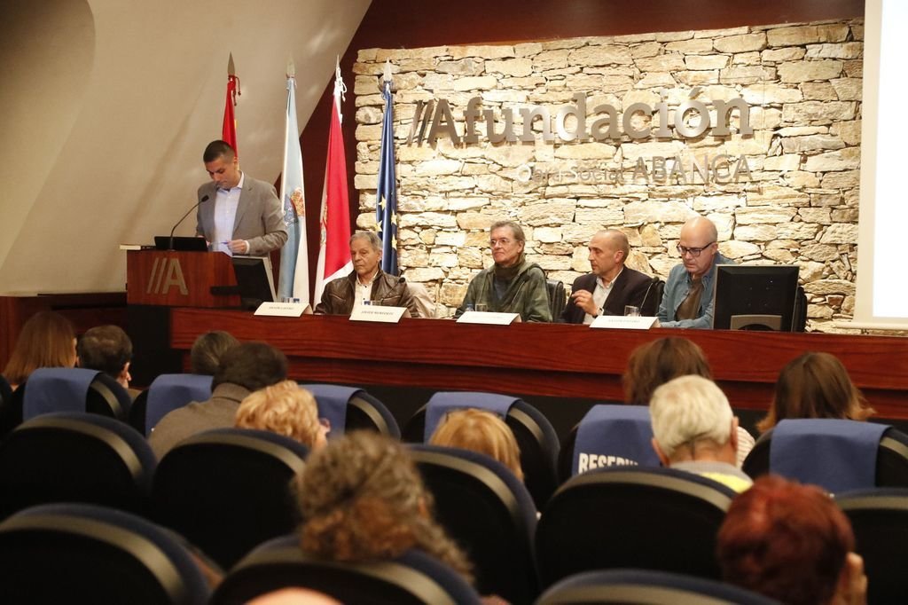 El periodista Jacobo Buceta presentó a Antón Castro, Javier Monforte, Javier Romero y Antón Patiño, ayer en el homenaje a Carlos Oroza.