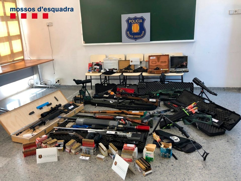 Armas y municición intervenidas al detenido en Terrassa (Barcelona).