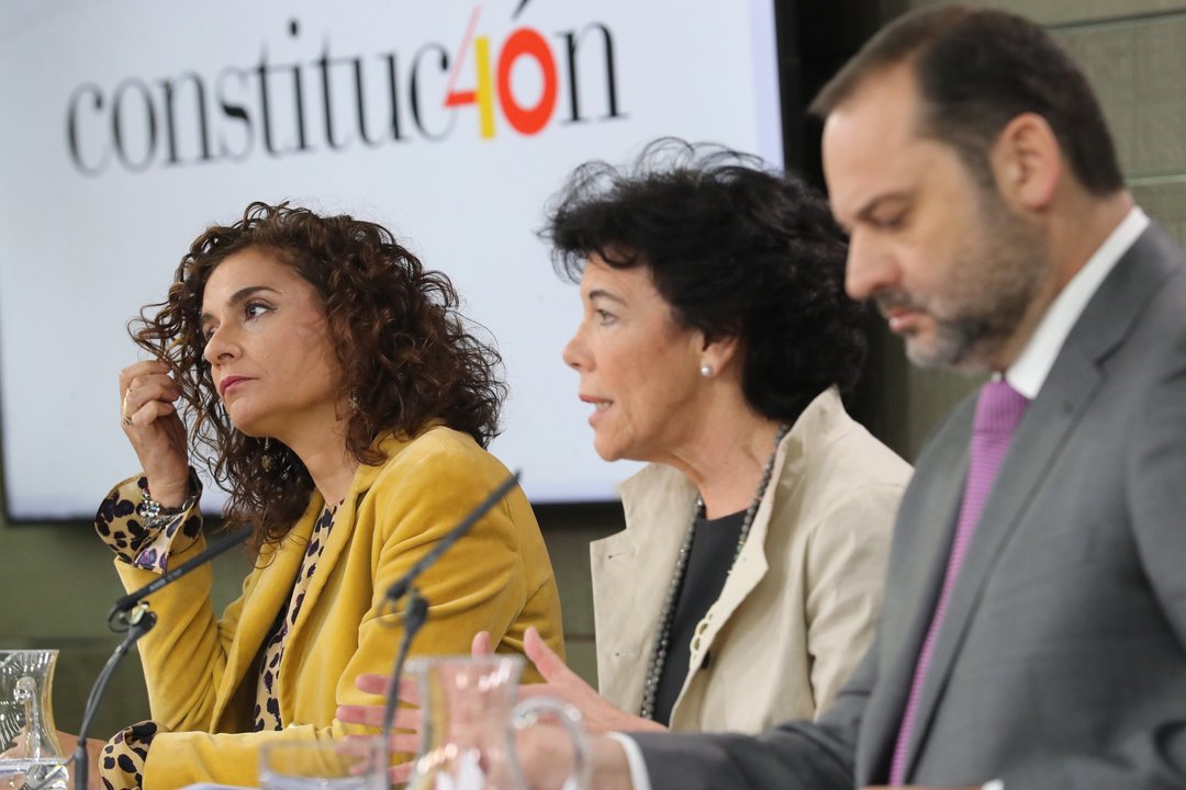 La ministra de Hacienda, Maria Jesus Montero; la portavoz Isabel Celaá; y el ministro de Fomento, José Luis Ábalos.