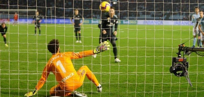 Sergio Ramos, consigue desde el punto de penalti el tercer gol del equipo madridista