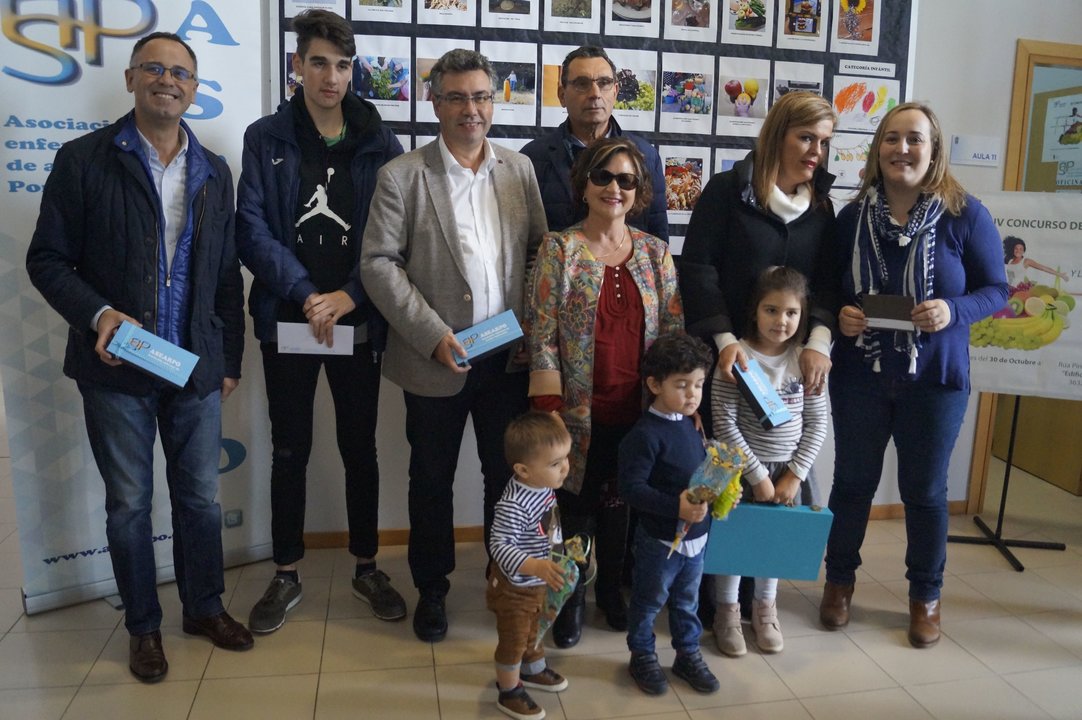 El alcalde de Redondela y miembros de Asearpo, ayer en el premio de fotos.