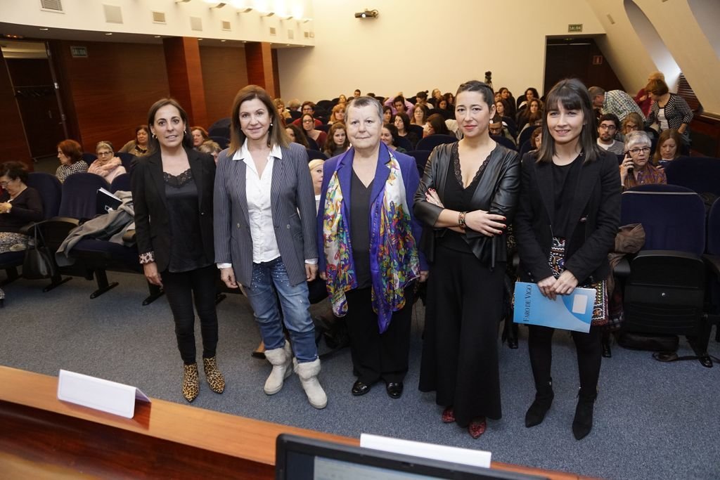 Ana Fuentes (izda.), junto a Uxía Blanco y una de las organizadoras, y las periodistas Iria Carregal y Andrea Méndez (dcha).