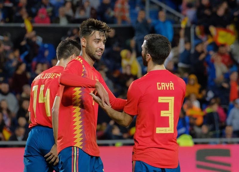 El centrocampista de la selección española de fútbol Brais Méndez (i) celebra con Gayá su gol