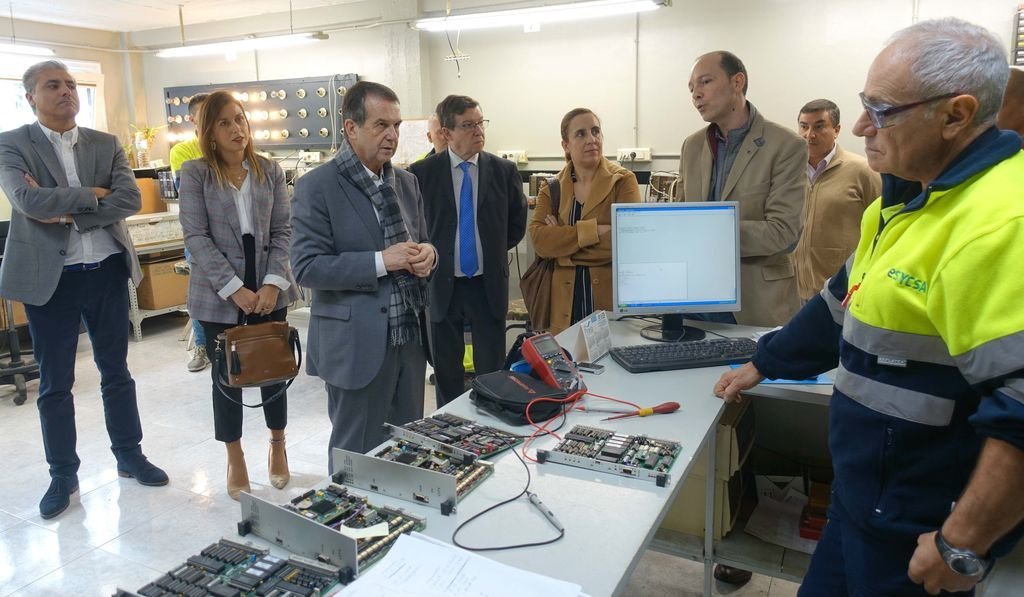 El alcalde de Vigo visitó ayer las instalaciones de Esycsa, la empresa que controla los semáforos.