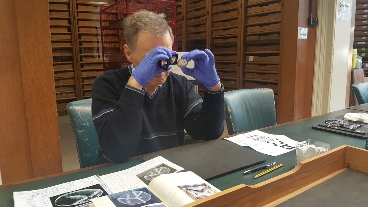 Tomás Camacho investigando la lente asiria en Londres.