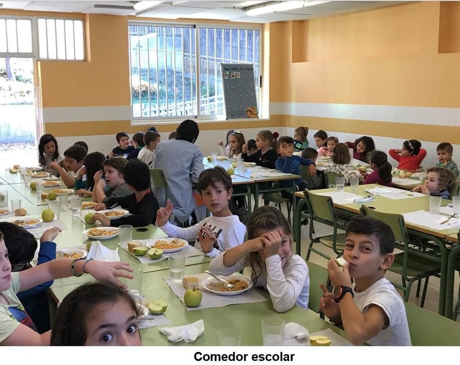 Os nenos e nenas do colexio no comedor escolar.