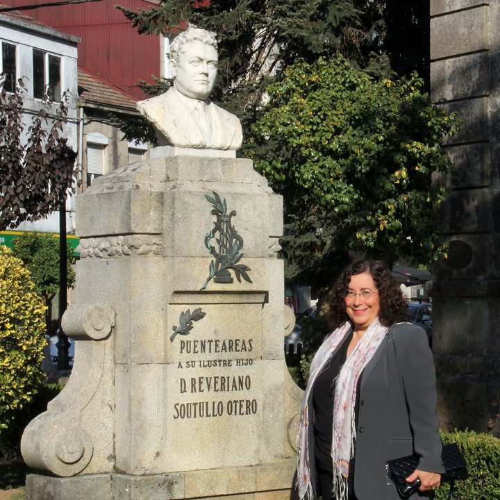 Rosa Arija Soutullo, ante el busto de su abuelo erigido ante el Concello.