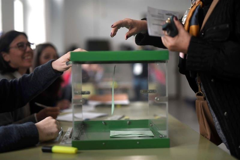 Los colegios electorales para los undécimos comicios autonómicos andaluces han abierto a las 09.00 horas de hoy