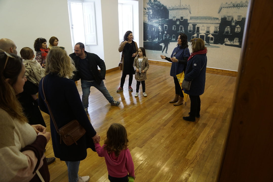 Las visitas guiadas en Vigo comenzaron ayer en el pazo de Castrelos en una primera sesión por la mañana en el interior del museo.