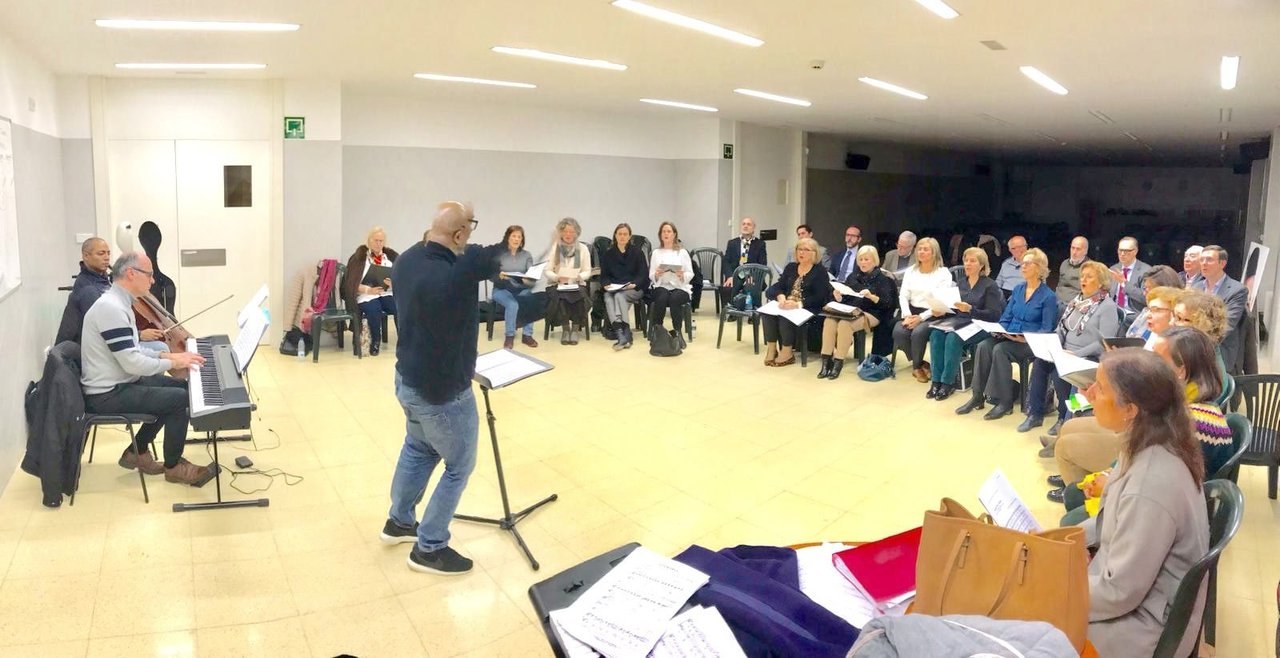 Un momento del ensayo del coro integrado por padres y profesores de los colegios Montecastelo y Las Acacias.