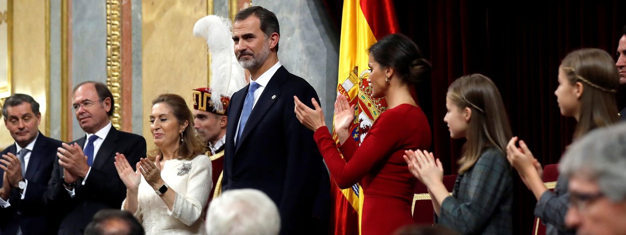 Ana Pastor y la reina Letizia aplauden al rey Felipe VI durante su intervención.