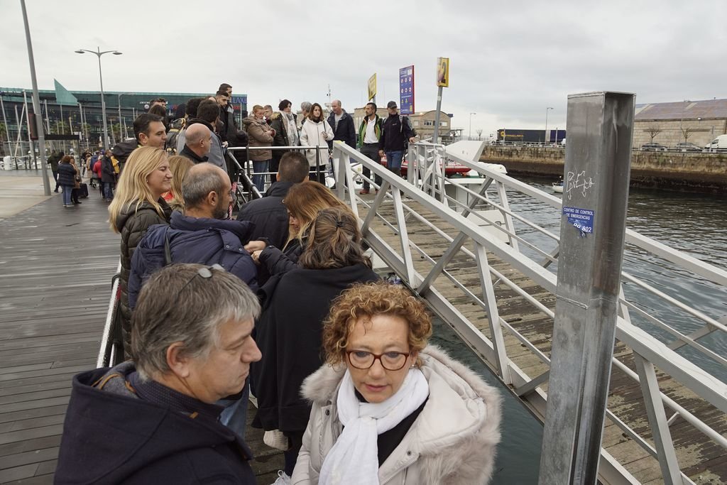 Decenas de turistas esperaban ansiosos ayer la llega del barco que los llevó hasta Cíes en uno de los primeros viajes de diciembre.