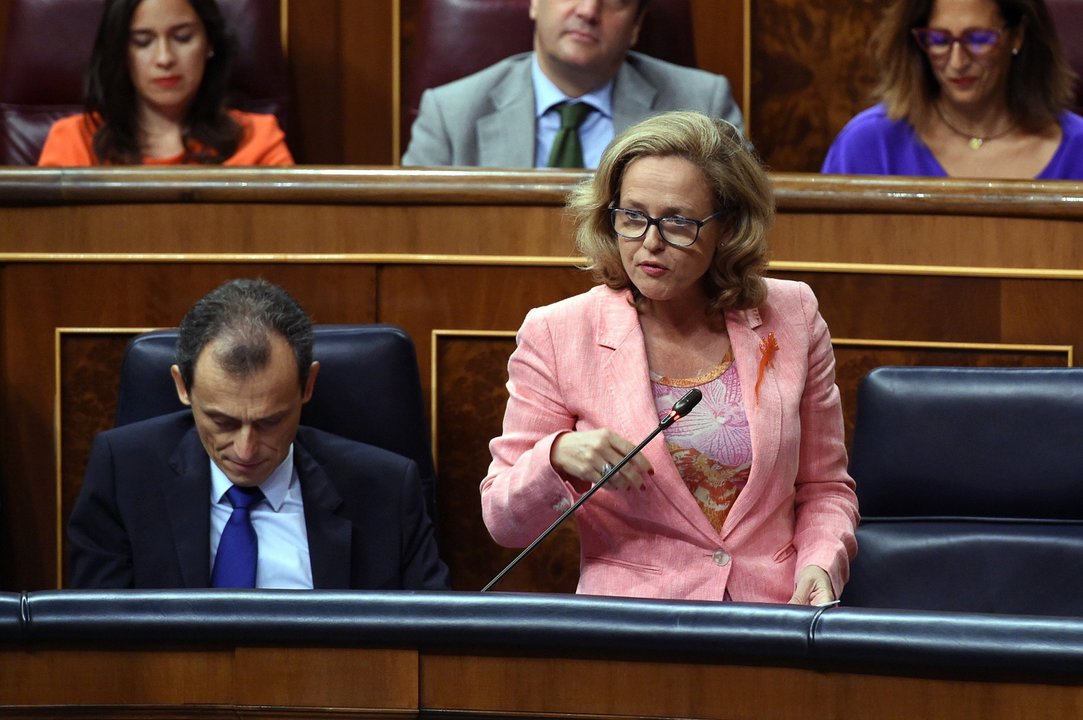 La ministra de Economía, la coruñesa Nadia Calviño, interviene en el Congreso en una sesión de control al Gobierno.