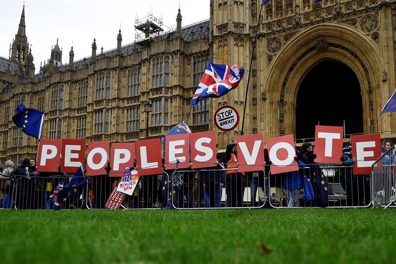 Ciudadanos en contra del &#34;brexit&#34; se manifiestan a las afueras del Parlamento en Londres.
