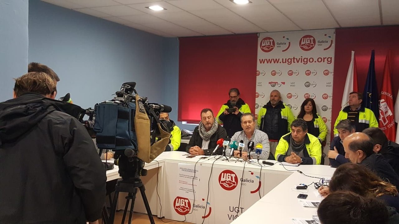 El secretario de UGT Vigo, Ernesto Fontanes, con el resto de secretarios de la estructura de UGT y delegados de los trabajadores afectados.