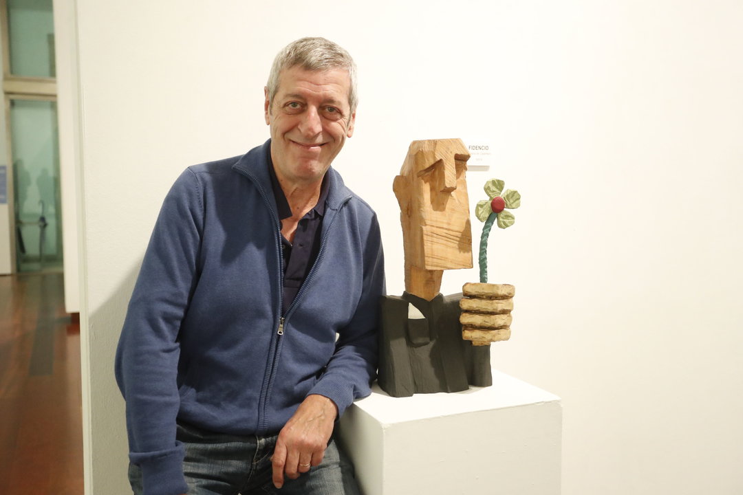 El escultor Tino Canicoba, con una de las piezas que componen la exposición “Vinde chorados”.