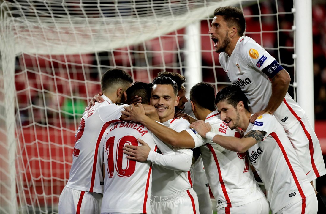 Los jugadores del Sevilla celebran uno de los goles que marcaron ayer.