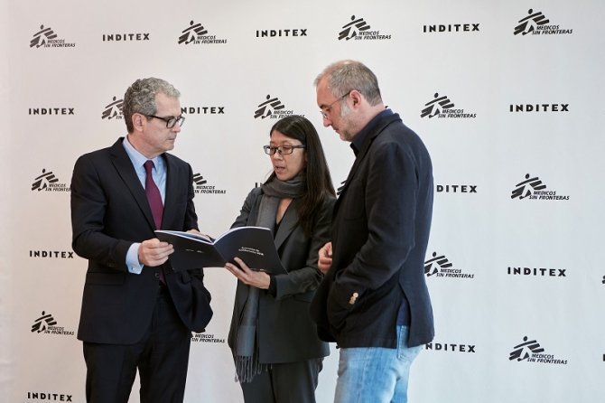 Pablo Isla, Joanne Liu y David Noguera, en la firma del convenio.