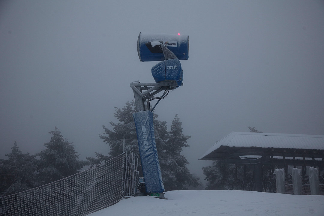 Uno de los cañones de nieve, ya instalados en la estación de montaña, a la espera de las pruebas.