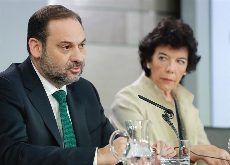 La ministra de Educación y Formación Profesional, Isabel Celaá ; y el ministro de Fomento, José Luis Ábalos, (i), durante la rueda prensa