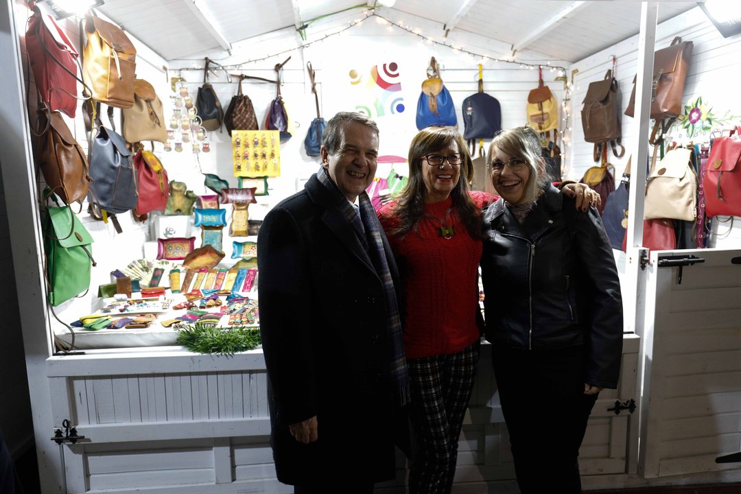 El alcalde visitó este tradicional mercado navideño.
