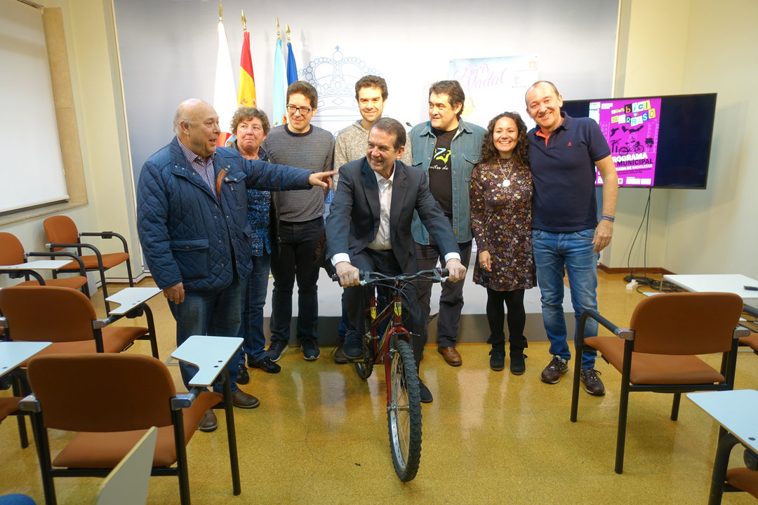 Una de las campañas solidarias más tradicionales de Vigo es “Unha bici un sorriso”, que organizan Concello y A golpe de pedal para recuperar bicis. Además este domingo a las 10.30 sale de la Alameda la marcha popular Bicis no Nadal.