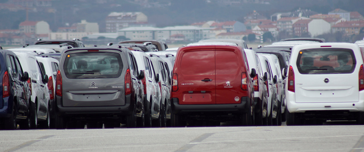 Vehículos de Citroën, Peugeot y Opel listos para la exportación. Todos fabricados en PSA Vigo.