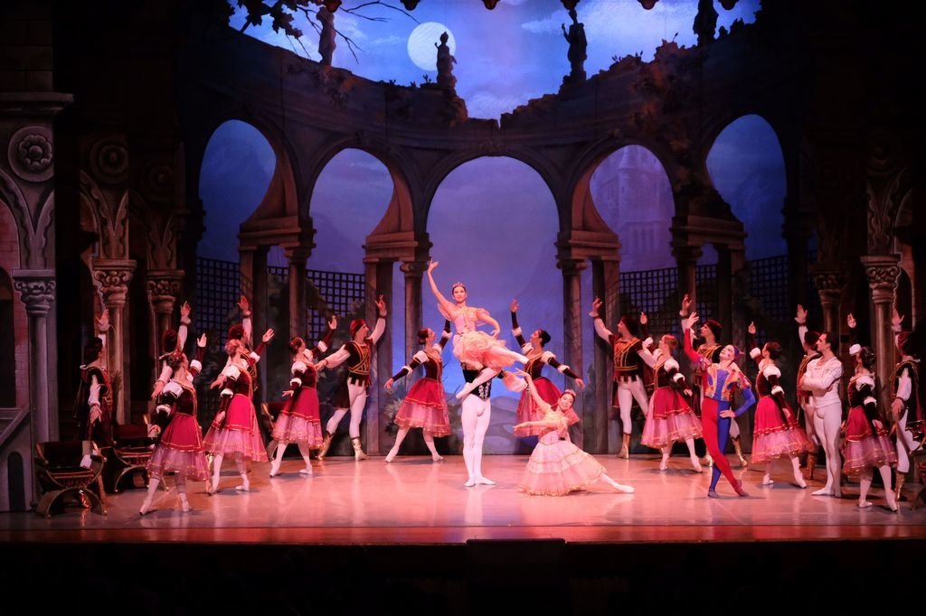 El Russian Classical Ballet representó ayer en Vigo “El Lago de los Cisnes”.