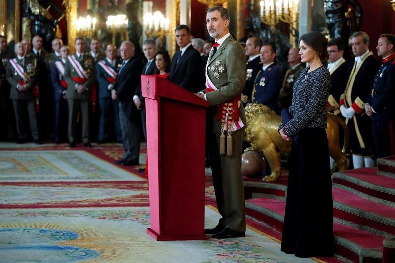El Rey Felipe VI y la Reina Letizia, y el presidente del gobierno Pedro Sánchez (c), durante la celebración de la Pascua Militar