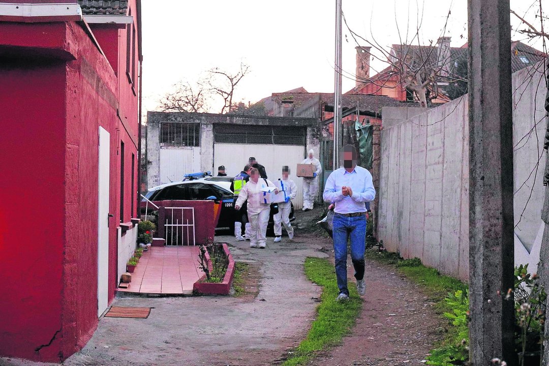 La Policía Científica  tras el registro realizado en la vivienda del fallecido en Camiño da Cova, junto a la plaza de Moledo
