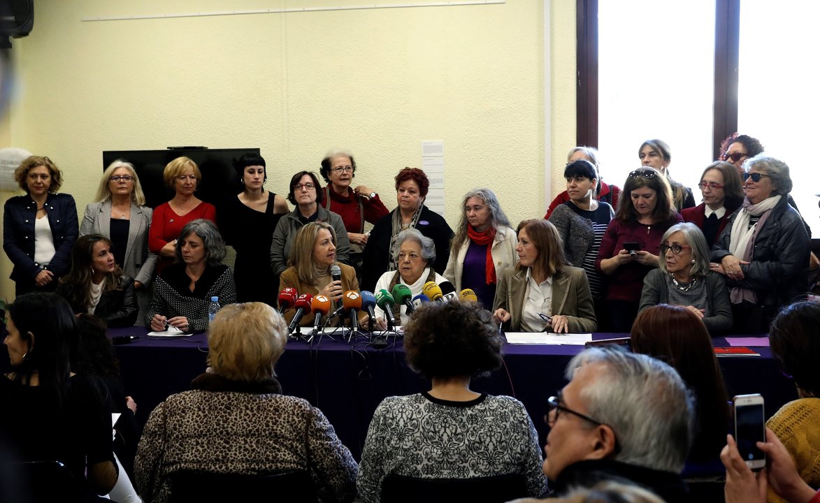 Yolanda Besteiro y Ana María Pérez del Campo (en el centro), durante la presentación del manifiesto.