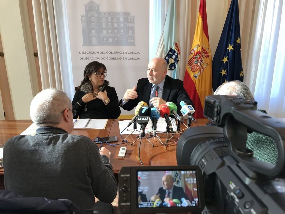 La subdelegada del Gobierno, Maica Larriba, con el delegado, Javier Losada, ayer en Pontevedra.