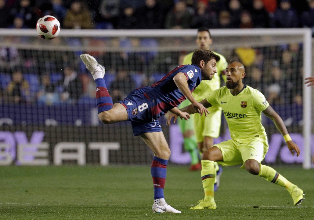Prcic intenta un control de tacón ante Arturo Vidal en el partido disputado anoche en Valencia.