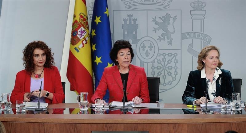 La portavoz del Gobierno, Isabel Celaá (c), la ministra de Hacienda, María Jesús Montero (i), y la de Economía, Nadia Calviño (d), durante la rueda de prensa