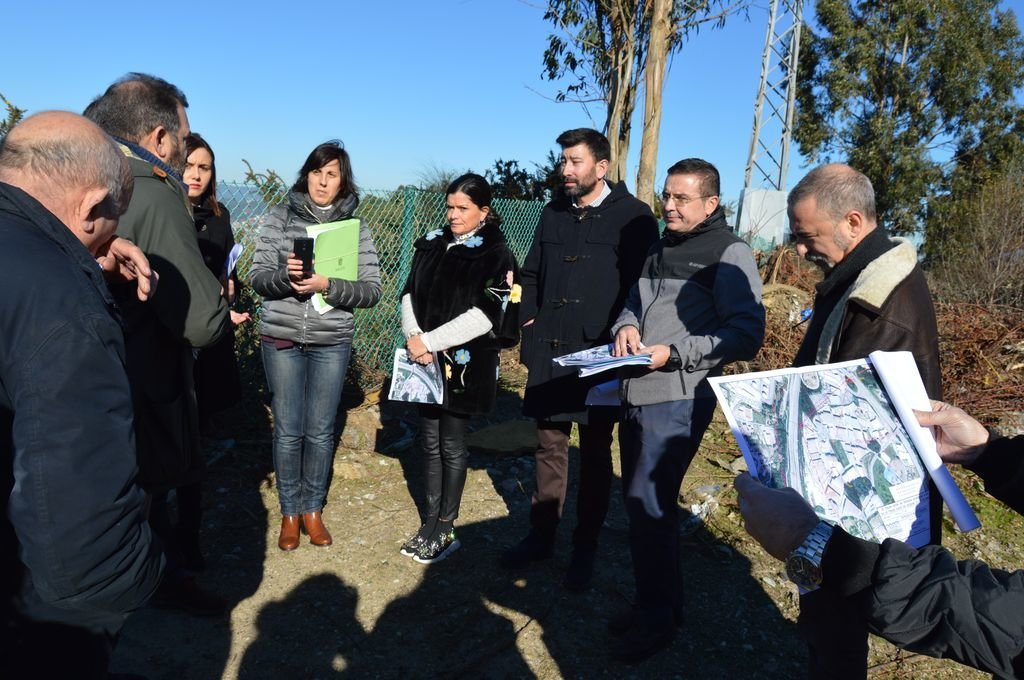 Concejales de Mos de PP, PSOE y Gañamos, con vecinos, en la zona en disputa en Rebullón.
