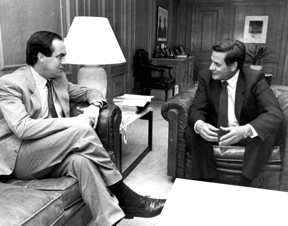 José Bono y Alfonso S. Palomares hablan en el despacho de Efe.