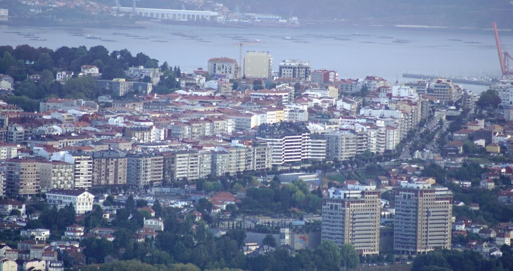La Gran Vía de Vigo en su tramo entre las plazas de España y América, una de las zonas que concentra más población de la ciudad.