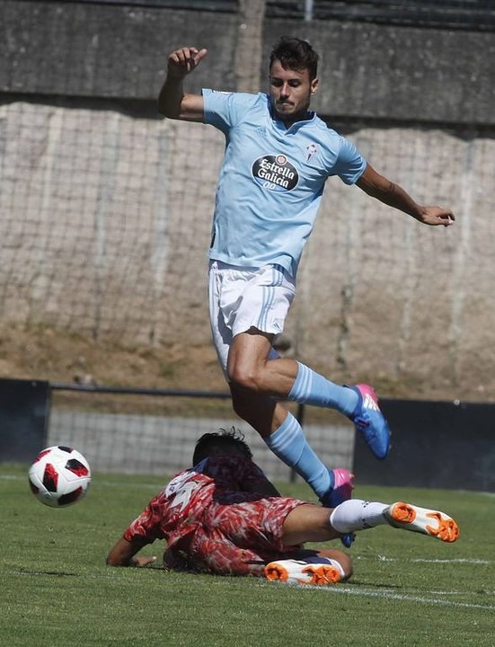 Álex Serrano supera a un futbolista del Guijuelo.