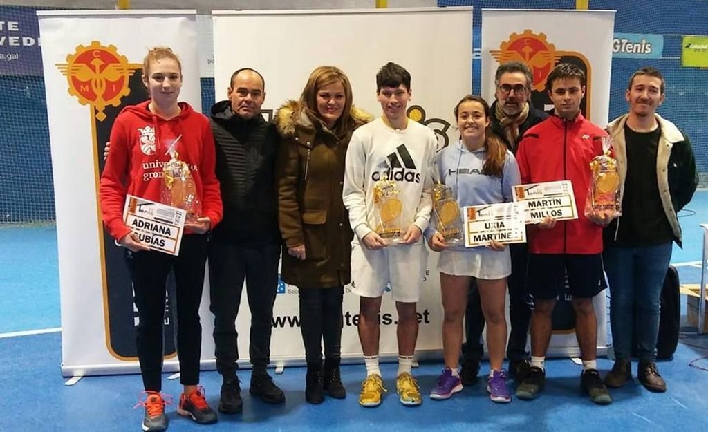 Tomás Currás (centro) fue el vencedor ayer en el Máster Gallego Absoluto de Tenis en Pontevedra.