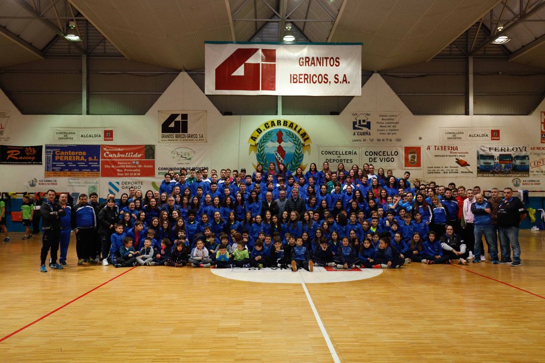 Foto de familia de los jugadores y jugadoras de la Asociación Deportiva Carballal, que presentó a sus equipos en el pabellón do Loureiro.