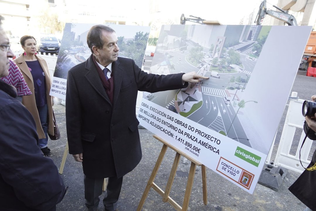 El alcalde Abel Caballero visitó ayer las obras de las plaza de América.