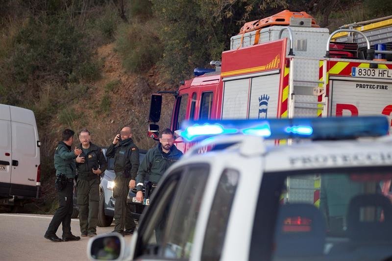 Los guardias civiles que trabajan en el rescate del niño que cayó a un pozo en Málaga.