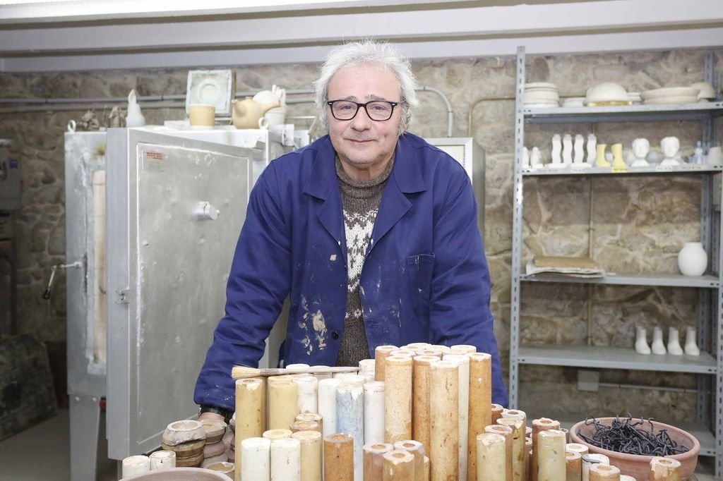 Miguel Vázquez, con algunas muestras en su aula-taller de la Emao, donde imparte clase desde 1986.
