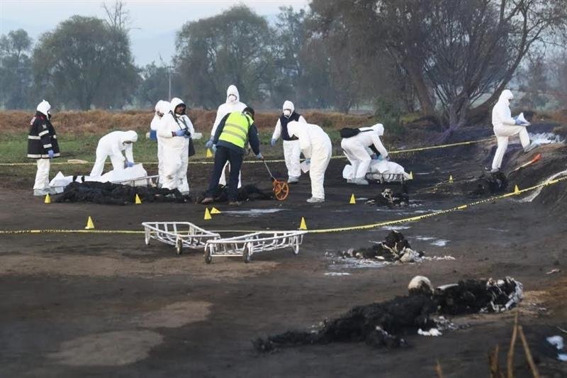 Sube a 73 cifra de muertos al explotar toma clandestina de gasolina en México