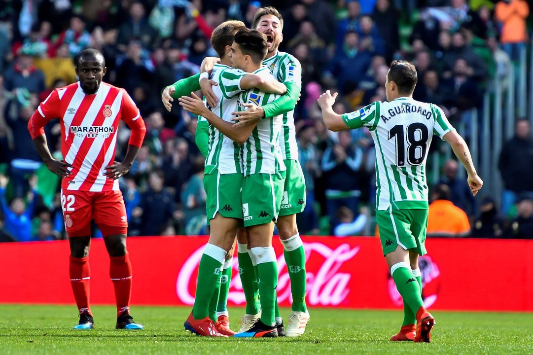 Los jugadores del Betis celebran un gol en el partido de ayer ante el Girona.