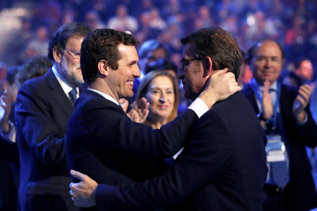 Casado y Núñez Feijóo se abrazan durante la Convención Nacional del PP en Madrid.