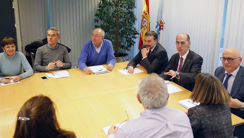 El conselleiro de Sanidad, Jesús Vázquez Almuiña, (5i), durante una reunión con médicos de Atención Primaria del área de Vigo