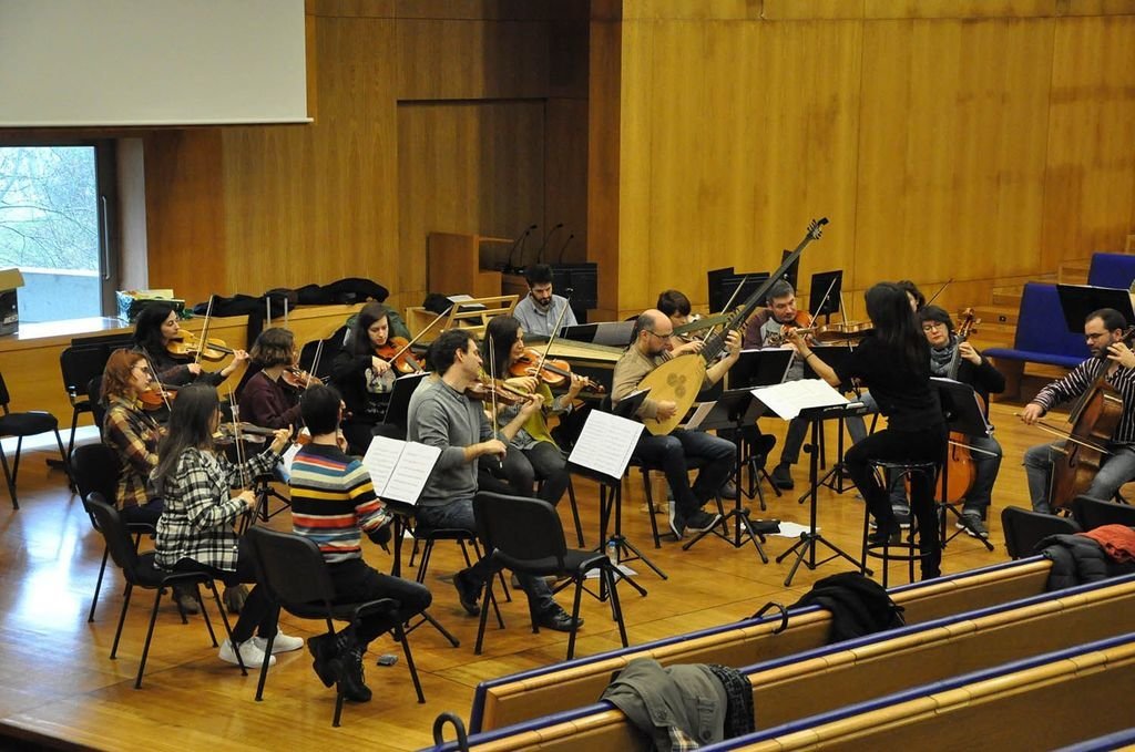 La orquesta barroca Vigo 430, durante el ensayo de ayer en Económicas, bajo la batuta de Bonet.