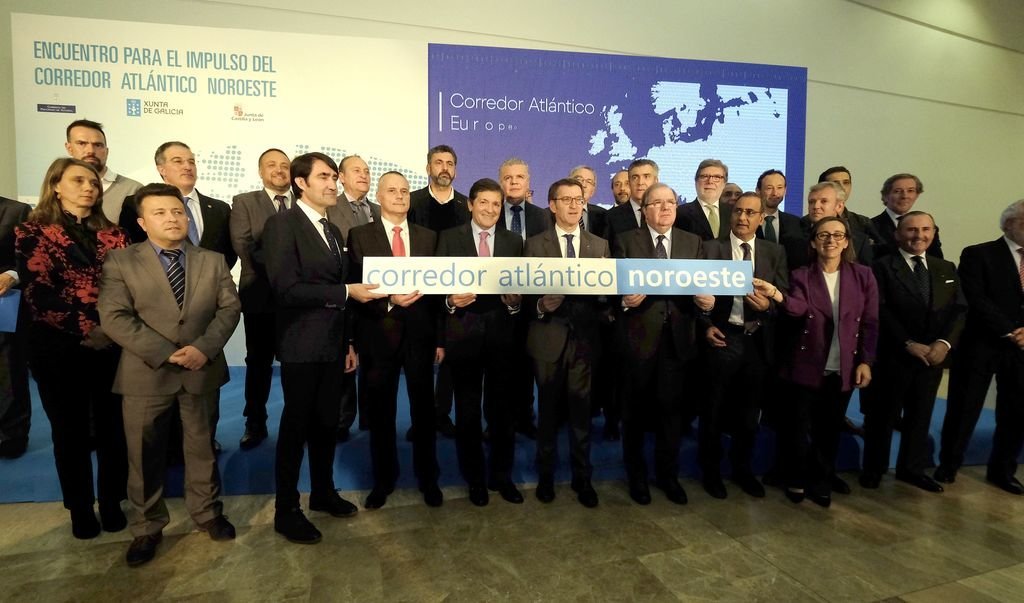 Los presidentes de Asturia, Galicia y Castilla y León, con empresarios del Noroeste, ayer en Santiago.