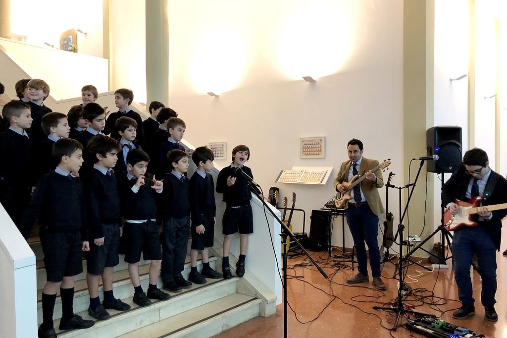 El coro del colegio Montecastelo, ayer durante el Open Day.